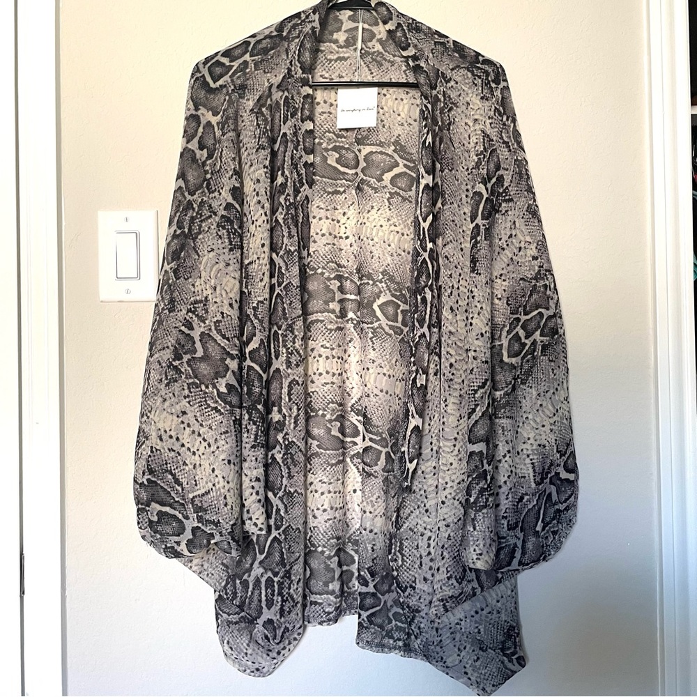✅3/$15 NWT Sheer Snake Print Batwing Kimono